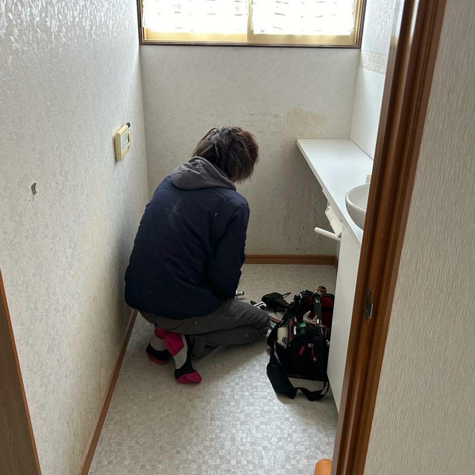 トイレ：取り外し作業中。