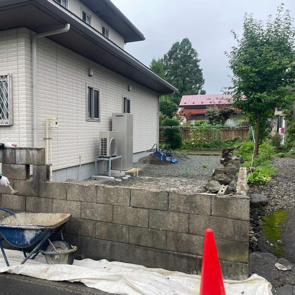 塀を一部取り壊し、駐車場をつくります。