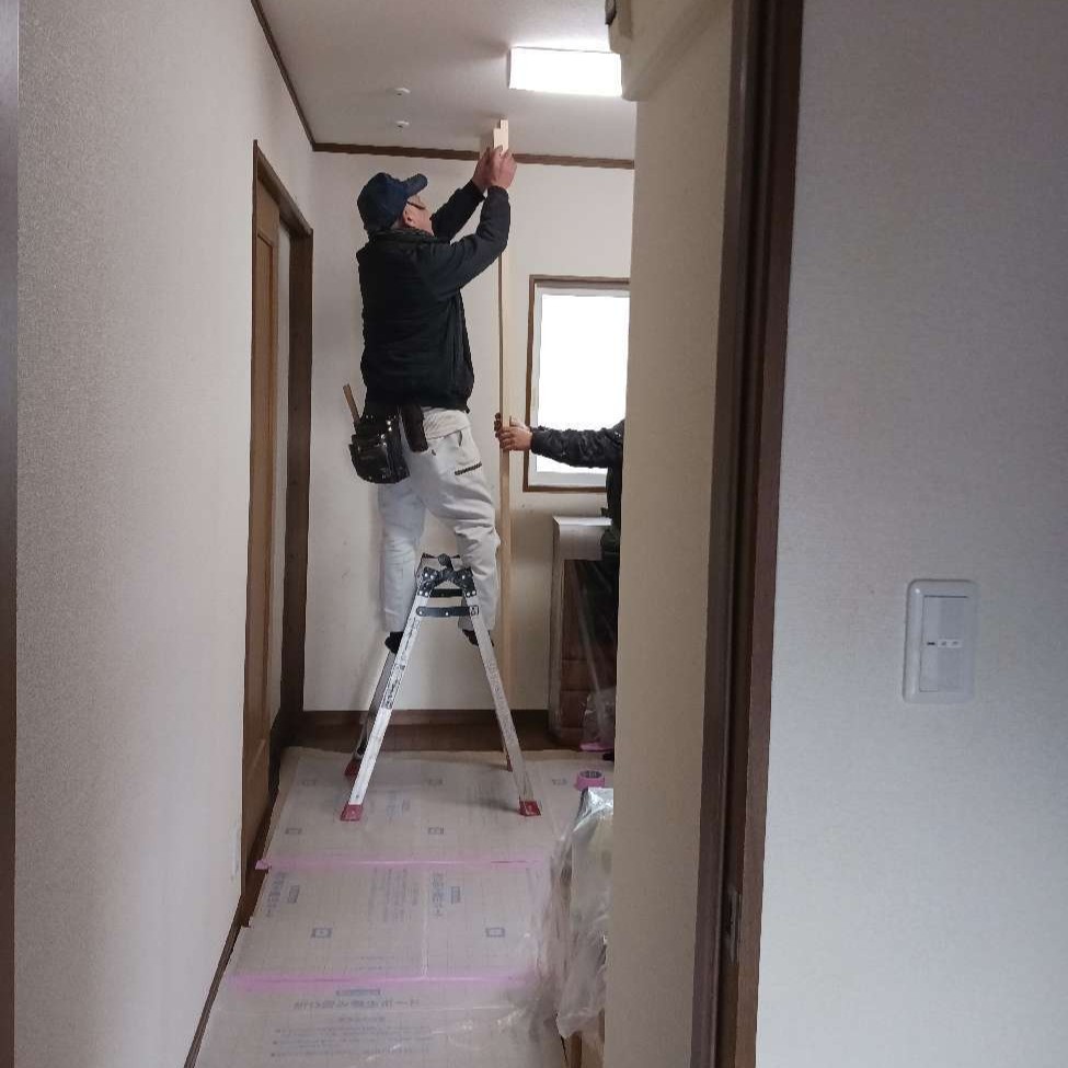 寸法を測りながら棚を収めていきます