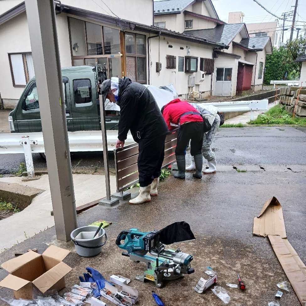 施工中。フェンス組み立て。
