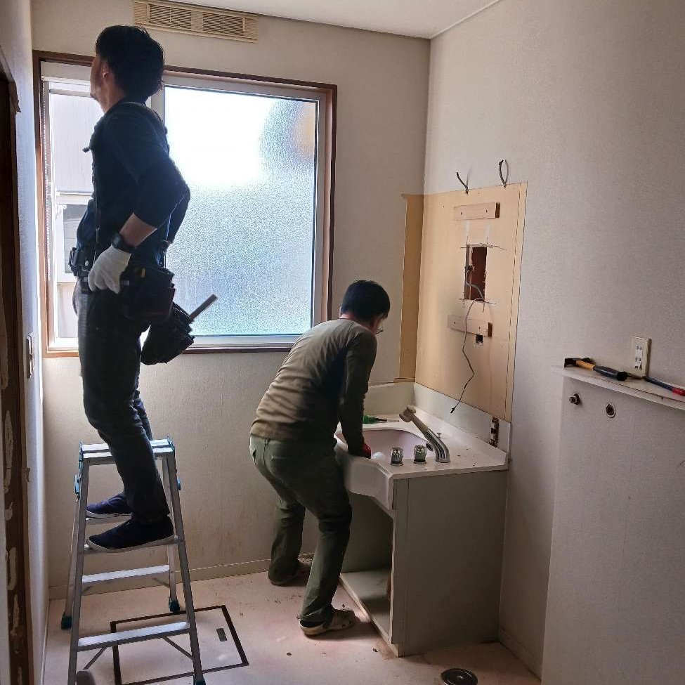 洗面化粧台撤去作業中。