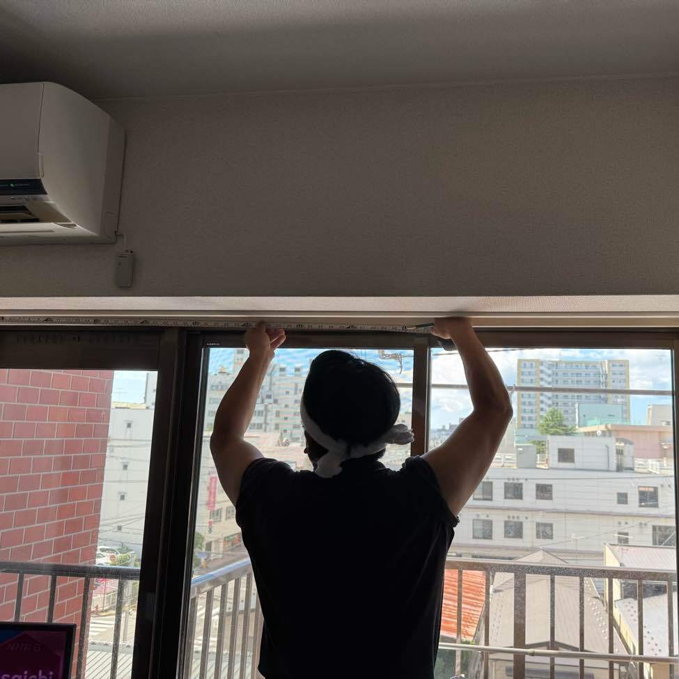 窓枠採寸中