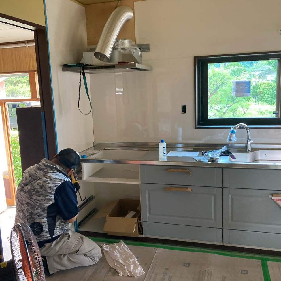 キッチン施工中