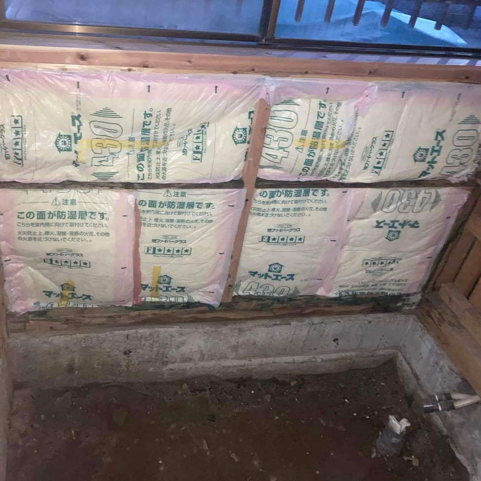 補修と断熱材を入れました