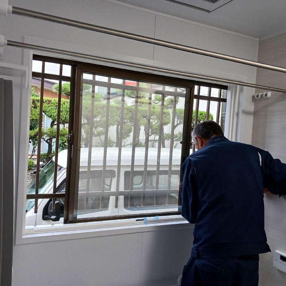 内窓施工中