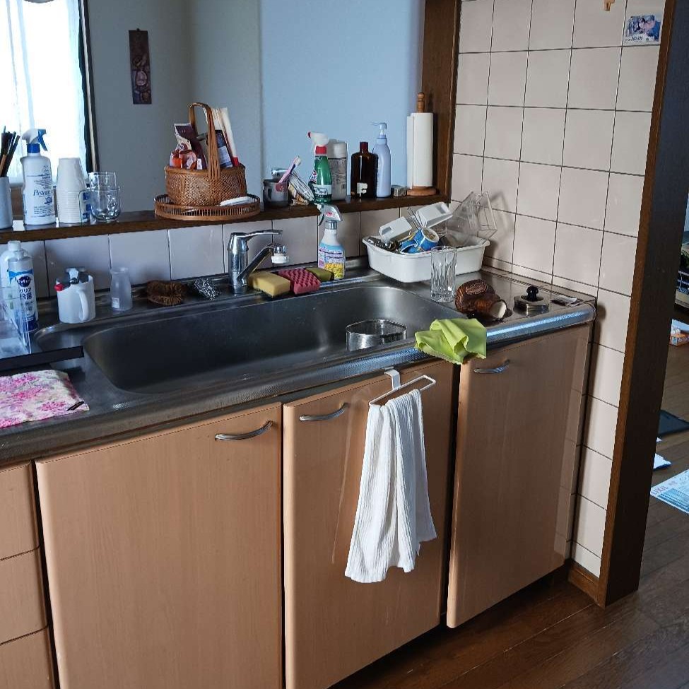 施工前。開放的なキッチンでステンレス製の設備で統一させたいというご要望でした。