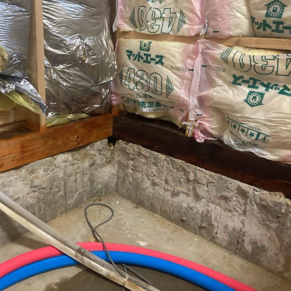 断熱材をいれ組み立てに入ります