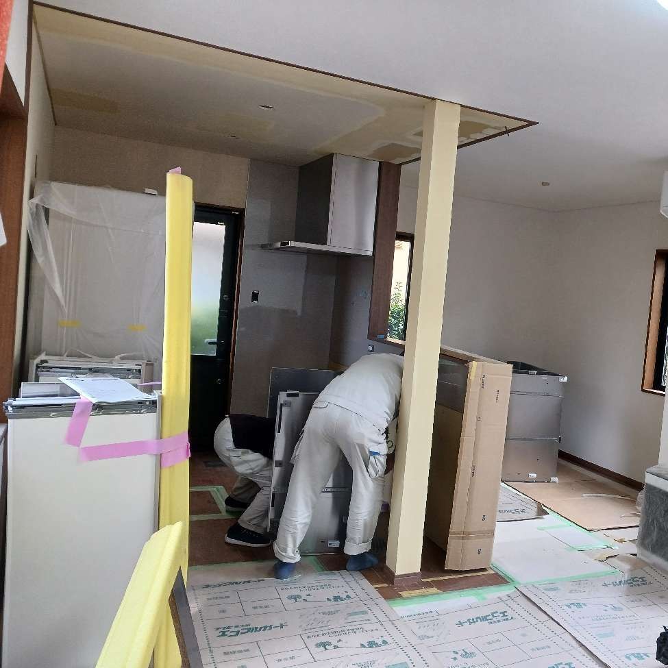 組み立て作業中。